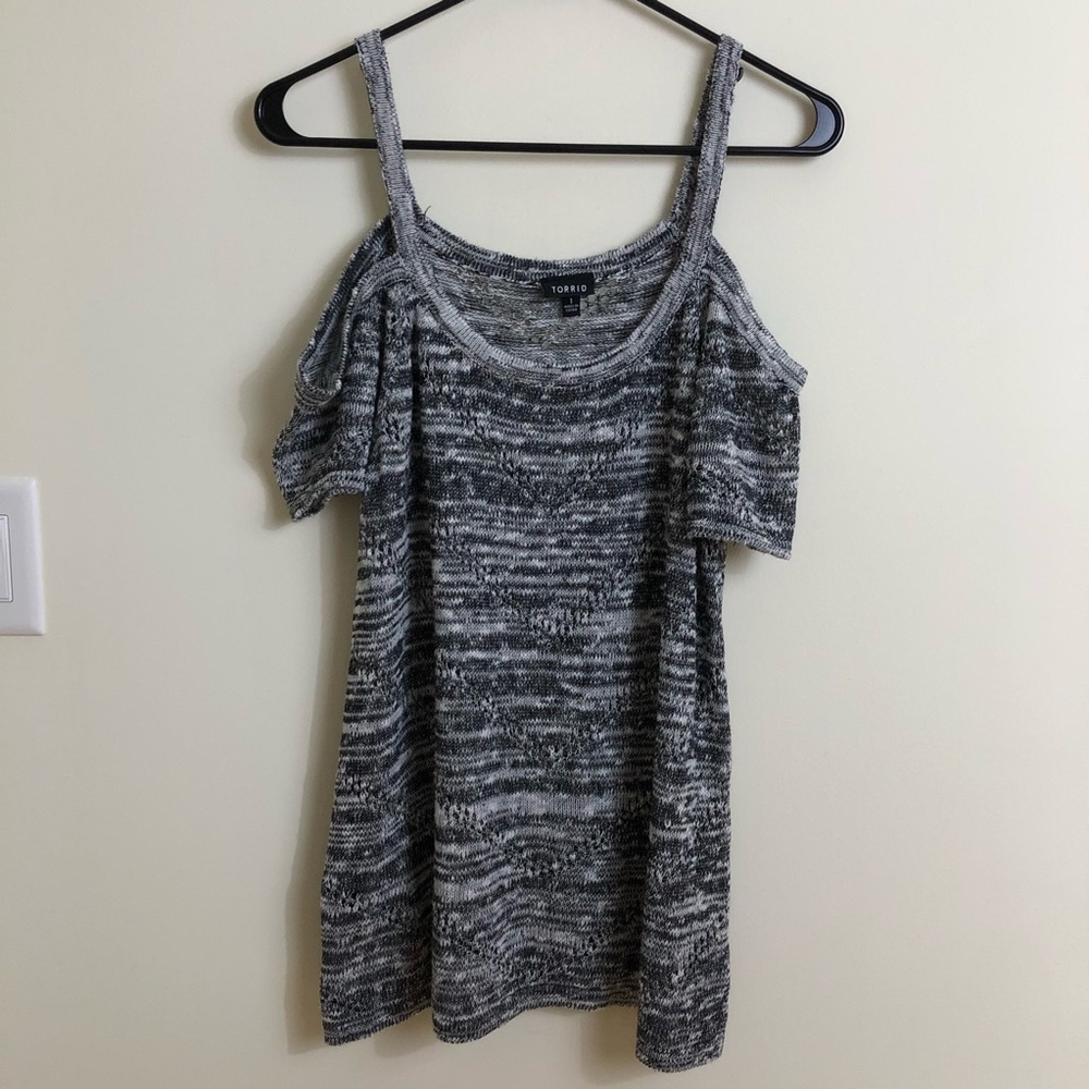 Torrid Cold Shoulder Black/White Knit Sweater Sz 1. P9